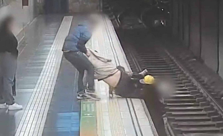 VIDEO | Heroica actuación en el metro de Barcelona: una mossa fuera de servicio salva la vida de un hombre