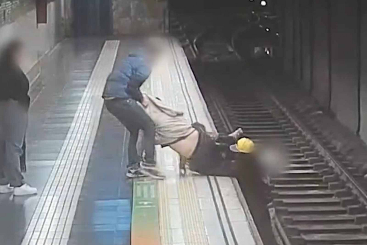 Momento del rescate en el Metro de Barcelona