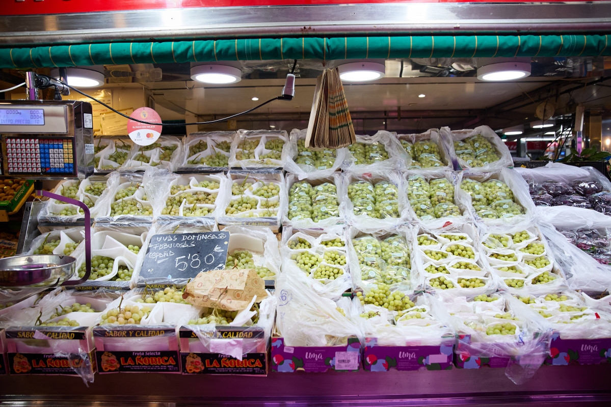 EuropaPress 5661344 racimos uvas expositor fruteria mercado 31 diciembre 2023 madrid espana