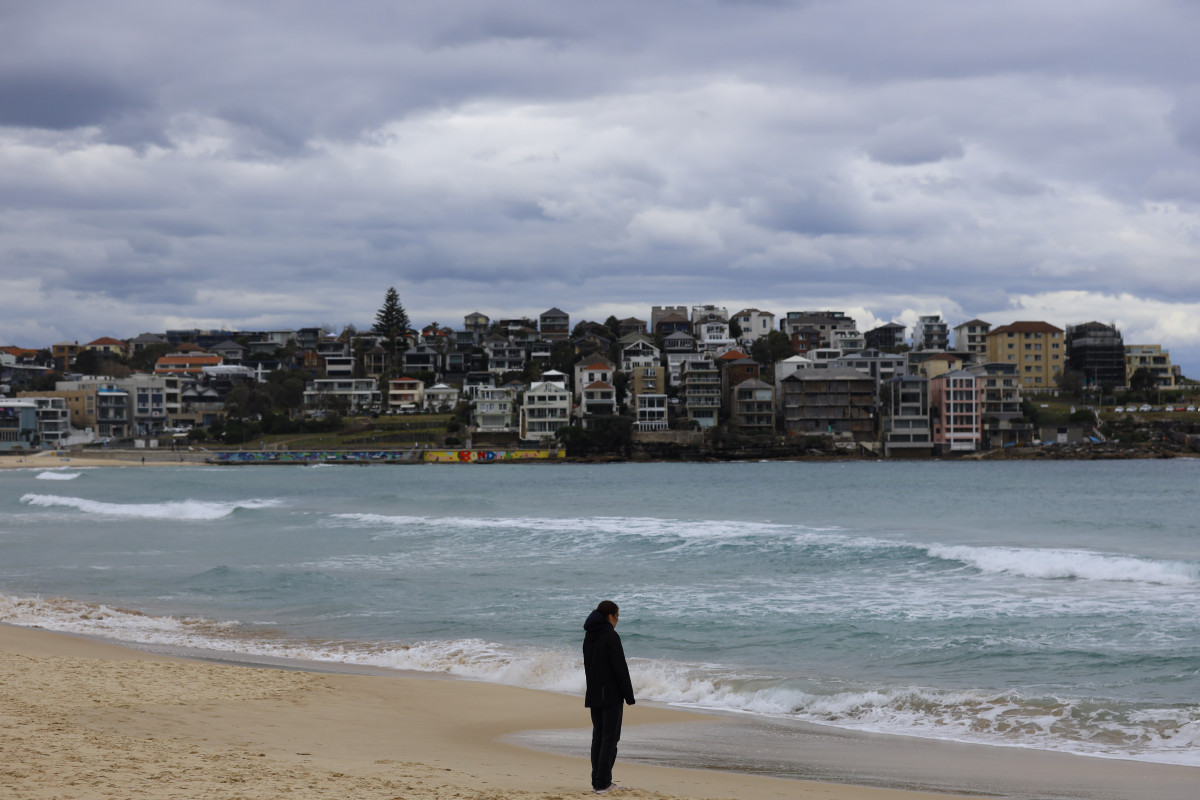 EuropaPress 7168880 july 2025 sydney australia woman stands on the sand at bondi beach enjoying