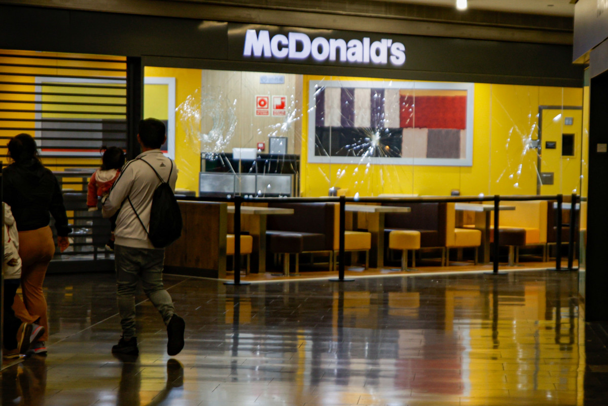 Archivo - Escaparate del McDonald's con los cristales rotos en el centro comercial Màgic Badalona el 27 de marzo de 2024