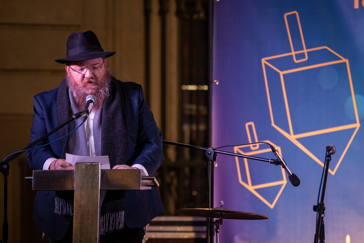 Archivo - El rabino David Libersohn en la plaza Sant Jaume de Barcelona durante la Janucá el 12 de diciembre de 2023