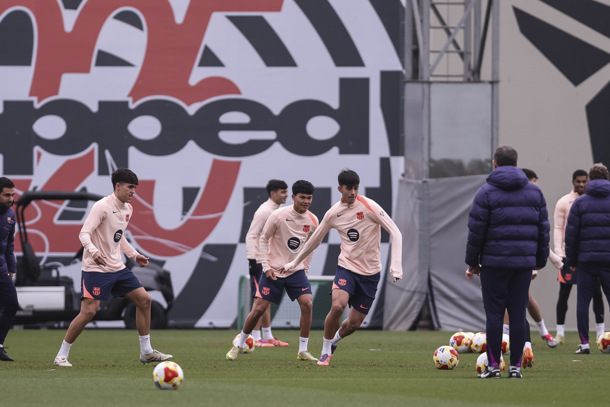 EuropaPress 7170837 pau cubarsi pedro fernandez and marc bernal during the training day of fc