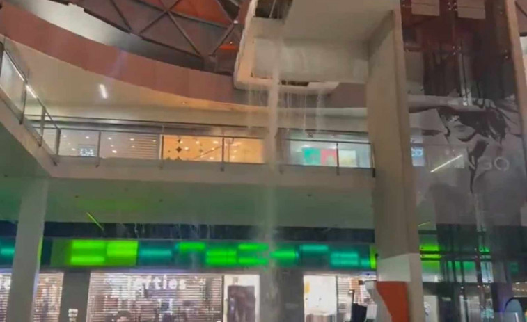 VÍDEO | Impactantes imágenes del Màgic Badalona inundándose: un gran chorro de agua cae del techo