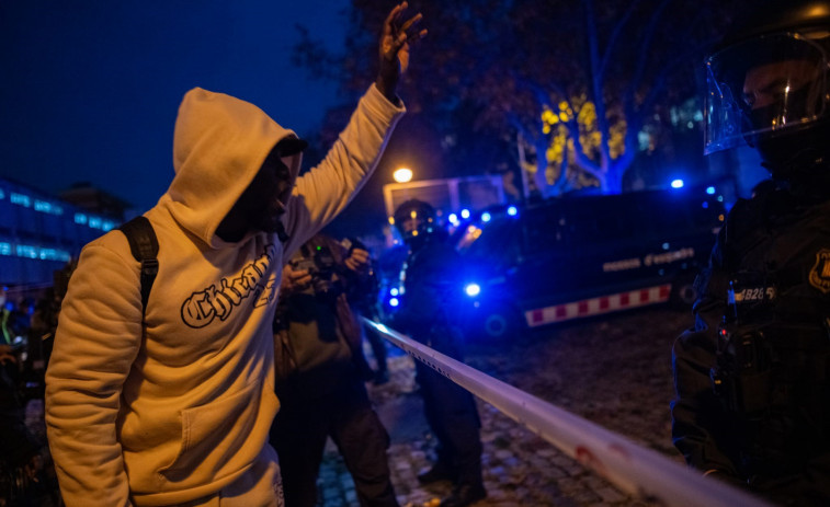 Vecinos a favor y en contra del polémico desalojo del asentamiento del antiguo instituto B9 de Badalona