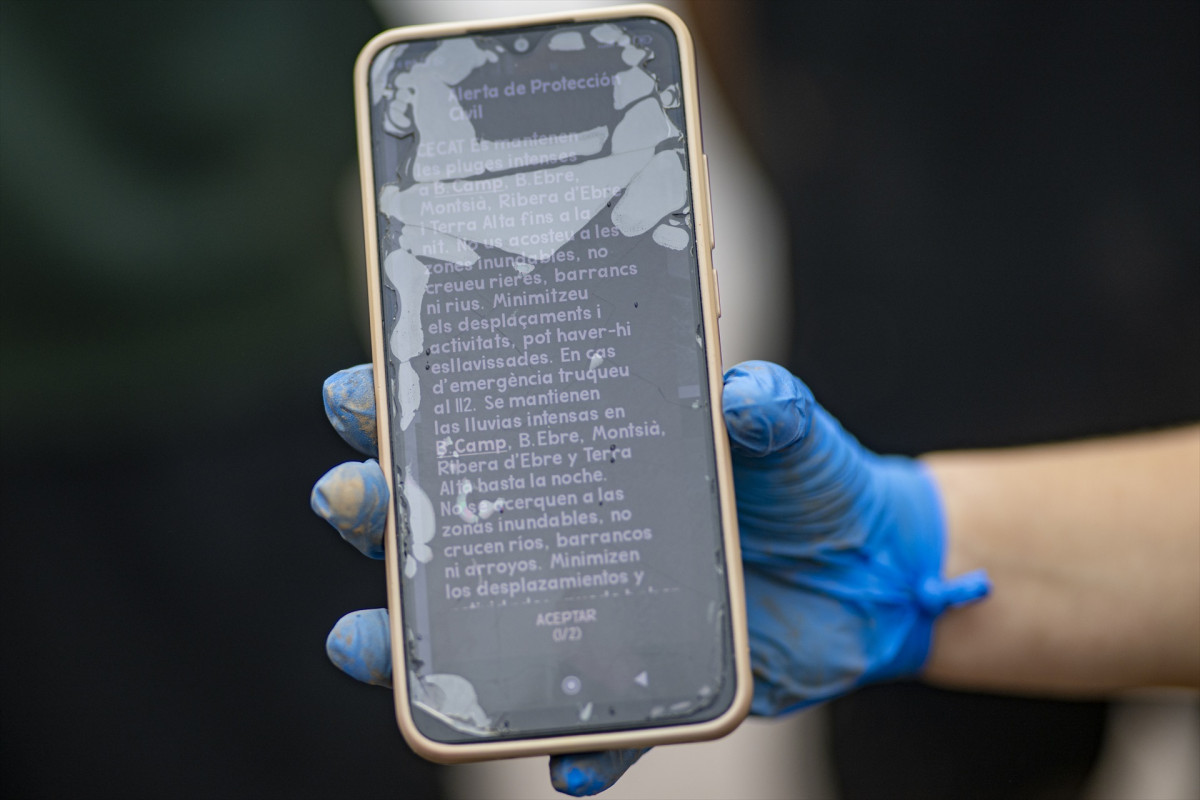 EuropaPress 7024979 mujer muestra alerta proteccion civil telefono movil 13 octubre 2025 rapita