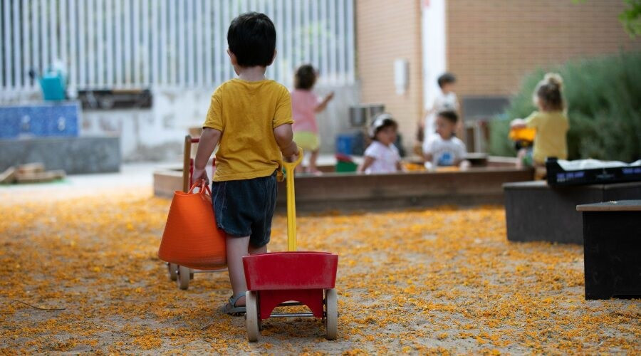 Patio escolar abierto en Barcelona