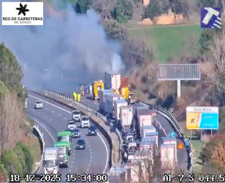 El incendio de un camión obliga a cortar la AP-7 en Girona en sentido Francia
