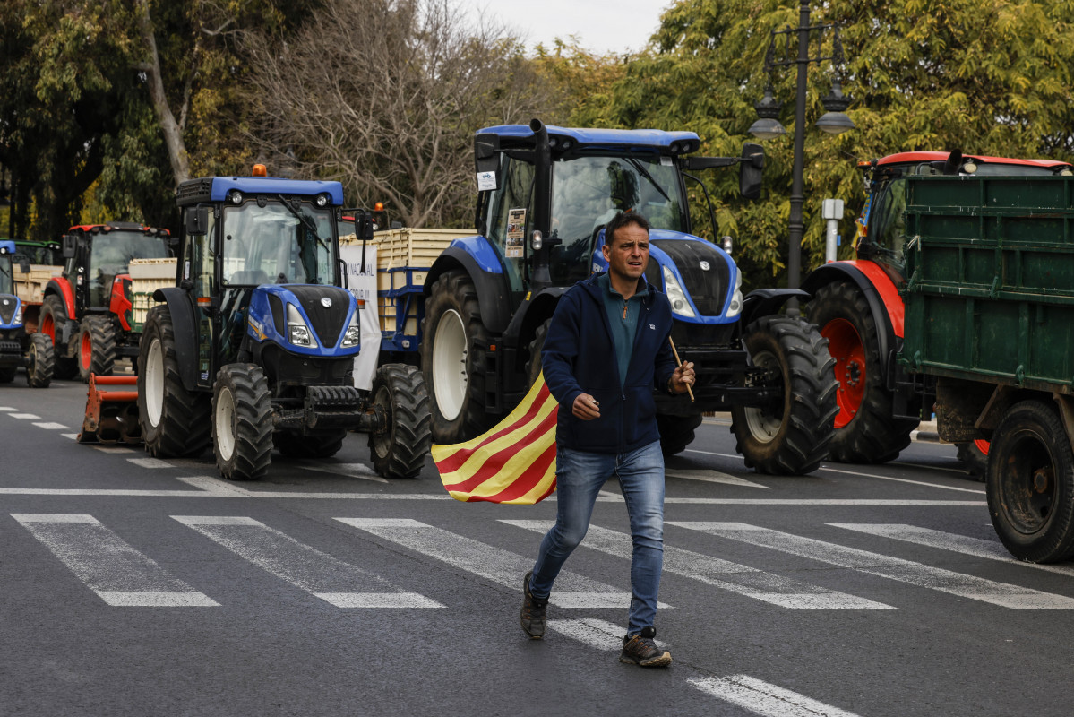 EuropaPress 6510426 agricultores circulan tractores centro ciudad protesta contra competencia