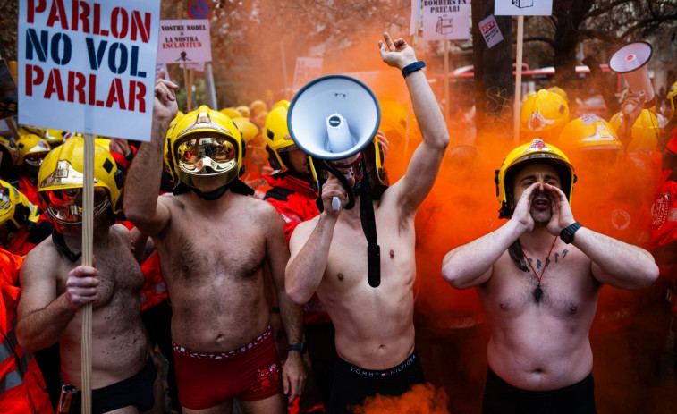 Los Bombers voluntarios de Barcelona se desnudan para denunciar el 