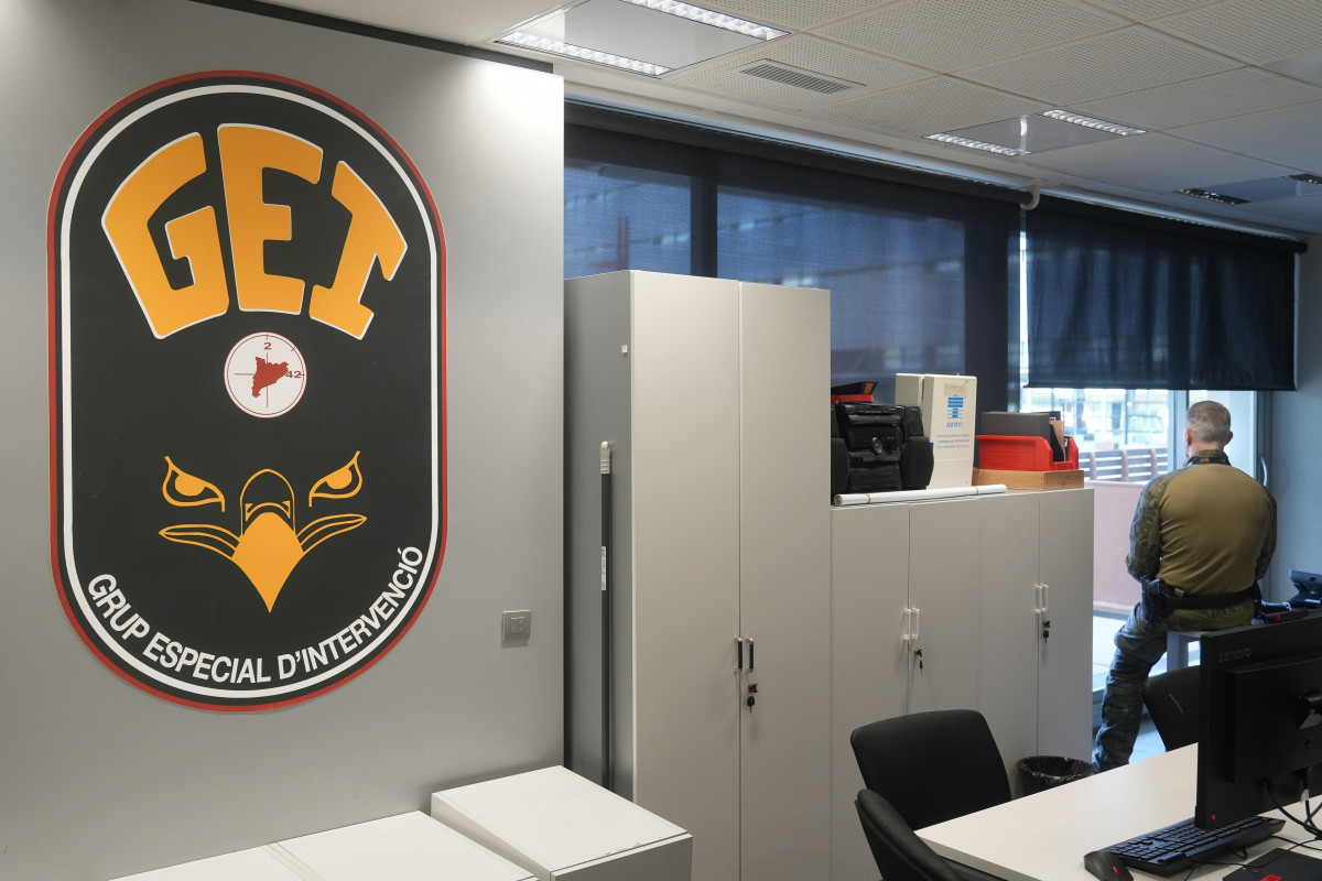 El jefe del Grup Especial d'Intervenció (GEI) de los Mossos d'Esquadra en su despacho, ubicado en el Complex Central Egara