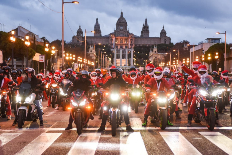 Una marea de motos recorre Barcelona en la Papanoelada Motera Solidaria para ayudar a familias