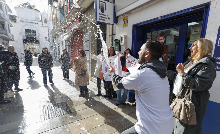 Descorchar botellas o fuegos artificiales: estos son los principales riesgos para tus ojos en Navidad