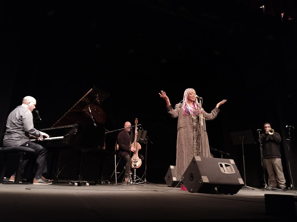 Un momento de la actuaciu00f3n de Lucrecia