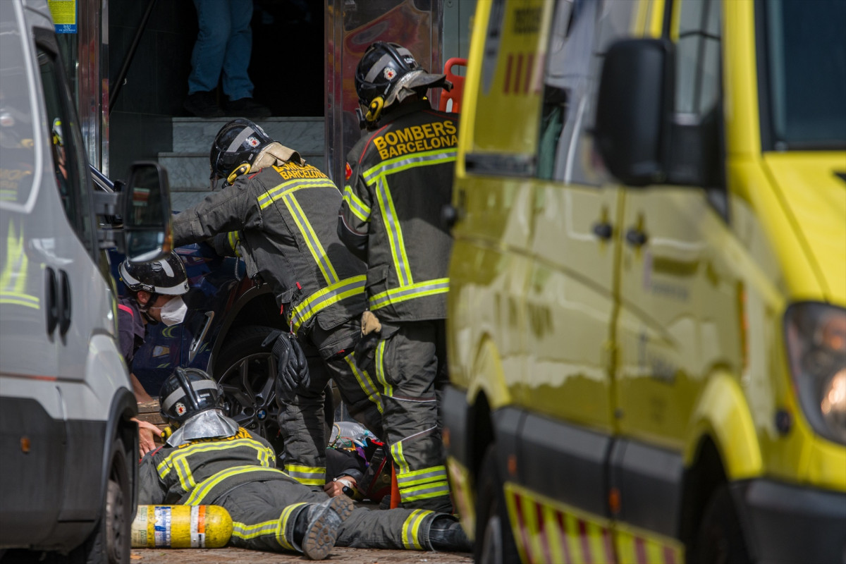 EuropaPress 3973358 bomberos acuden atender heridos accidente esquina calle urgell calle