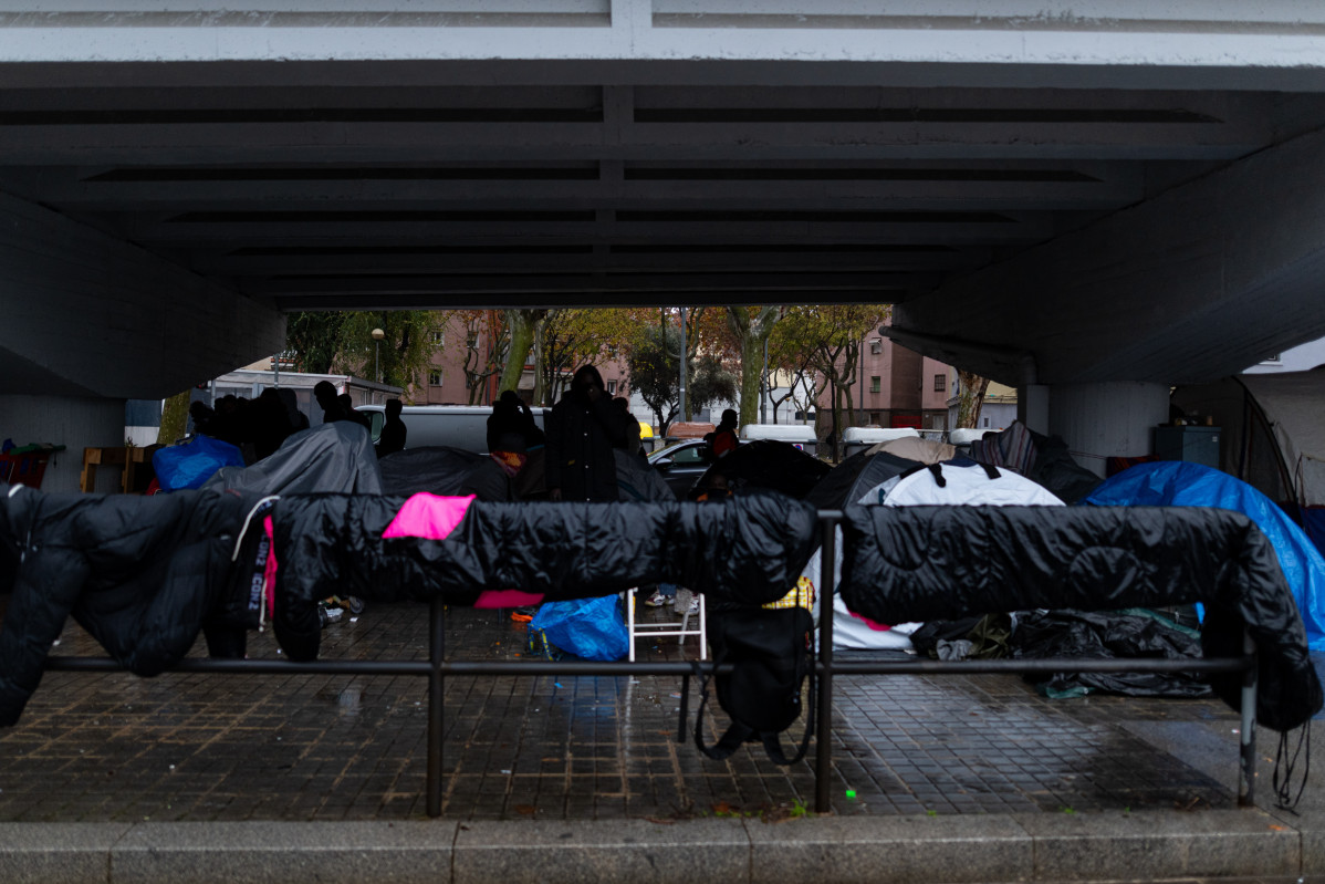 EuropaPress 7180951 personas desalojadas antiguo instituto b9 badalona acampan debajo salida