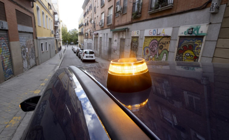 Nuevo dispositivo obligatorio en tu coche: así funciona la baliza V-16 conectada con la DGT