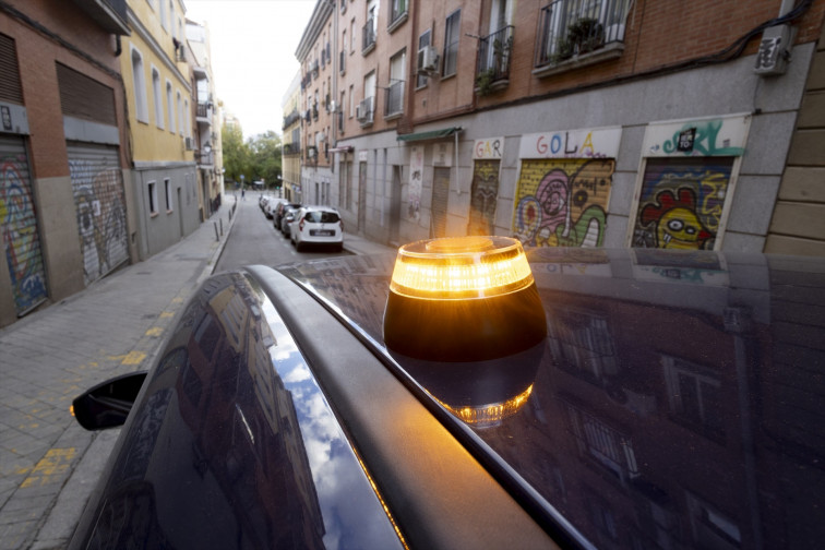 Nuevo dispositivo obligatorio en tu coche: así funciona la baliza V-16 conectada con la DGT