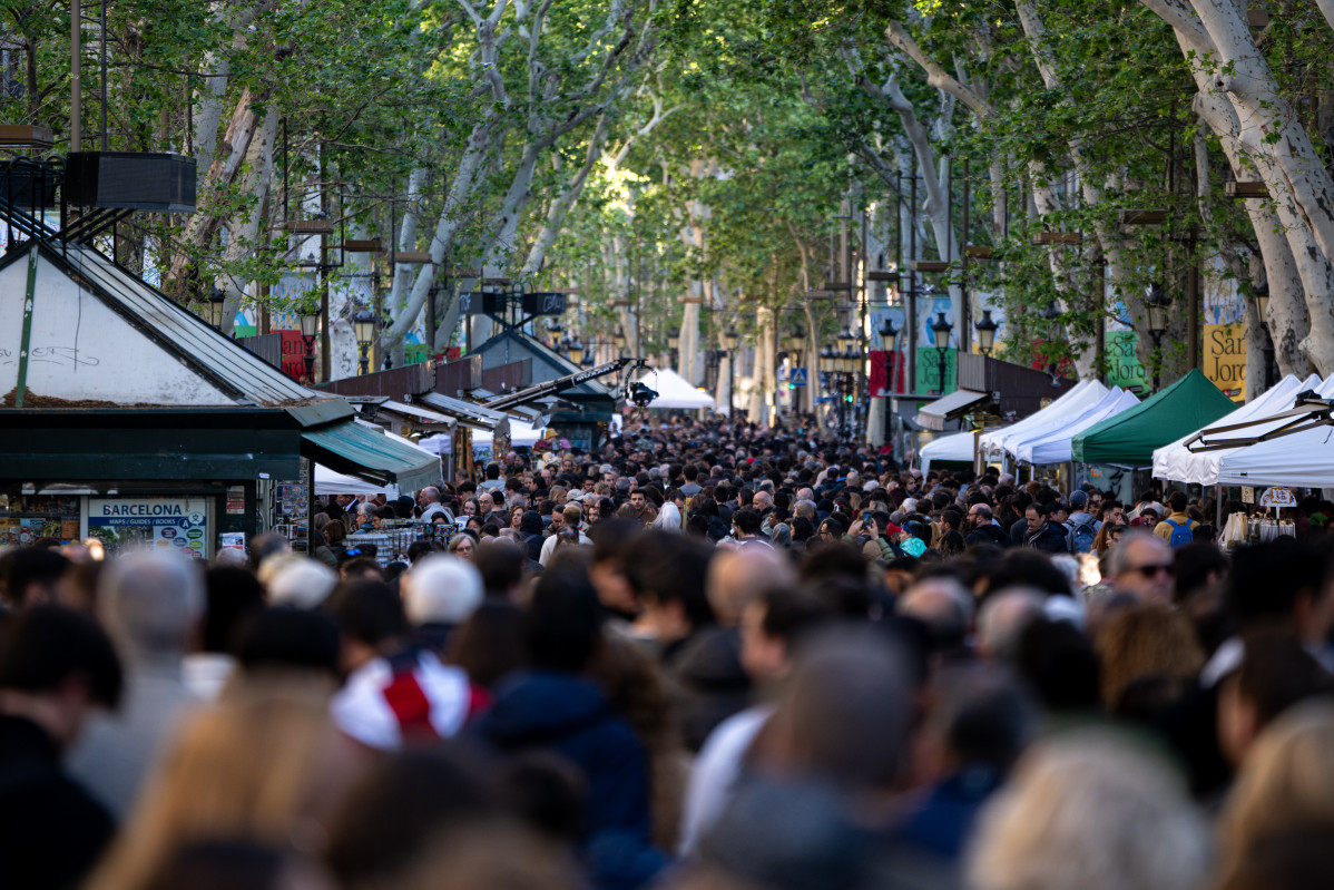 EuropaPress 5912663 cientos personas visitan paradas dia sant jordi 2024 23 abril 2024