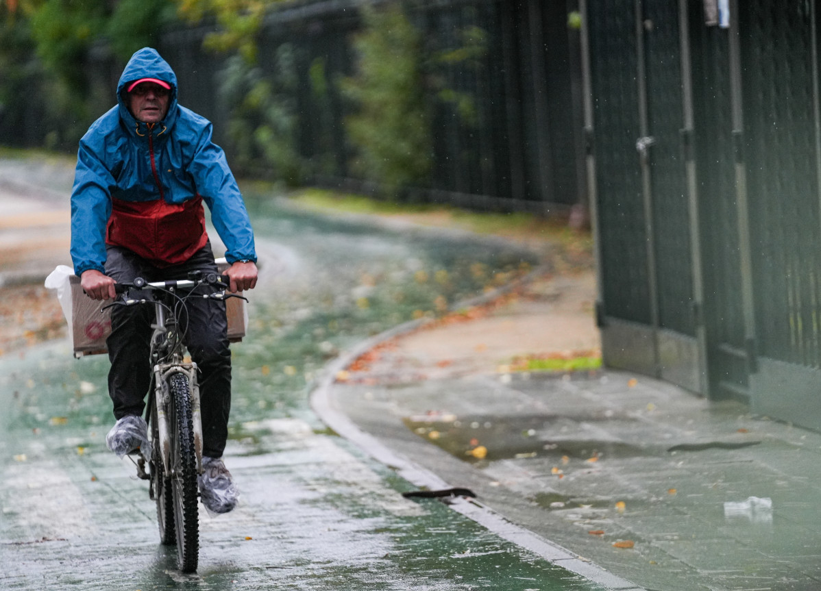 EuropaPress 7098470 sevillanos protegiendose lluvia viento protagonistas jornada hoy avisos