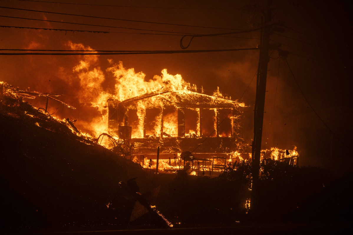 EuropaPress 6438636 07 january 2025 us pacific palisades fire rages through house fueled by