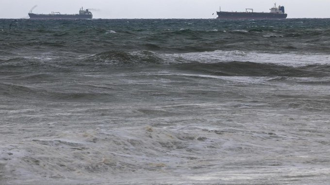 Localizan ileso en su vivienda al surfista buscado tras una alerta marítima en la costa de Gavà