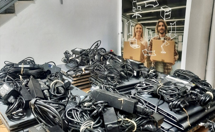 CaixaBank dona 100 ordenadores a 10 entidades sociales de Barcelona con el programa 'ReUtilízame'