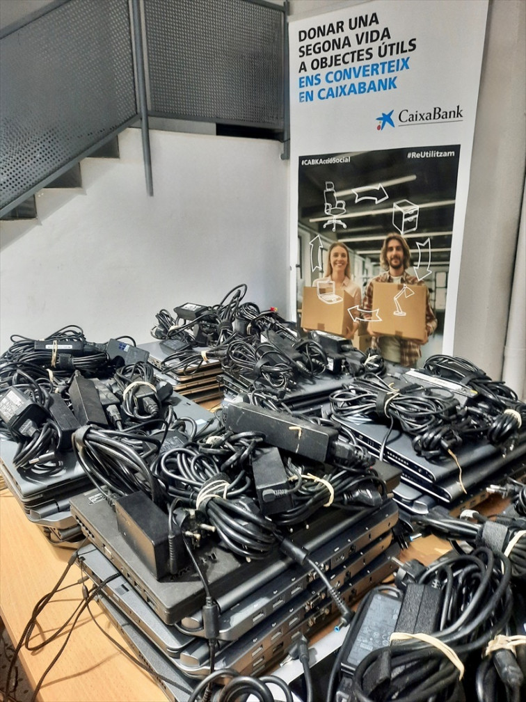 CaixaBank dona 100 ordenadores a 10 entidades sociales de Barcelona con el programa 'ReUtilízame'