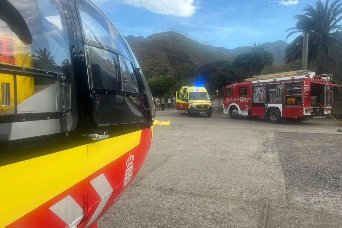 Ambulancia y helicóptero del SUC, junto a bomberos de Tenerife, durante la intervención del accidente