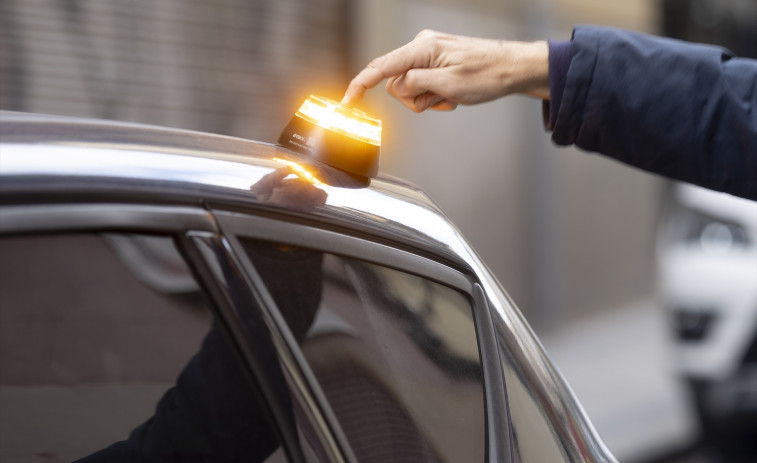 La baliza V-16 será obligatoria el 1 de enero de 2026: Requisitos y cómo evitar multas de 80 euros