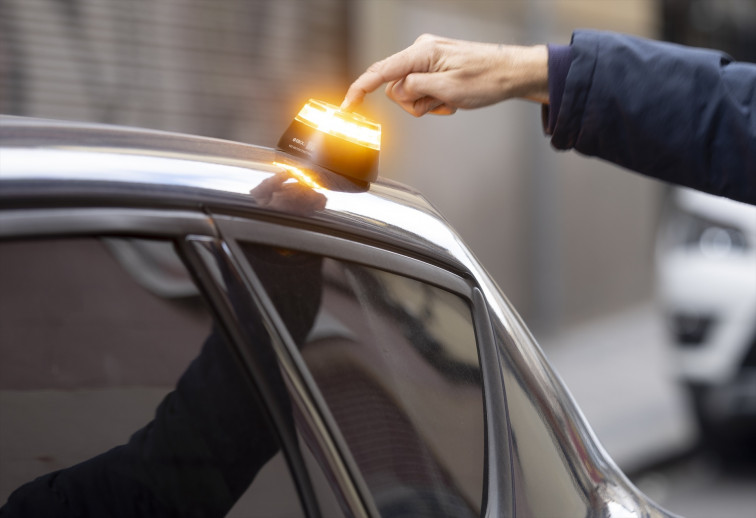 La baliza V-16 será obligatoria el 1 de enero de 2026: Requisitos y cómo evitar multas de 80 euros