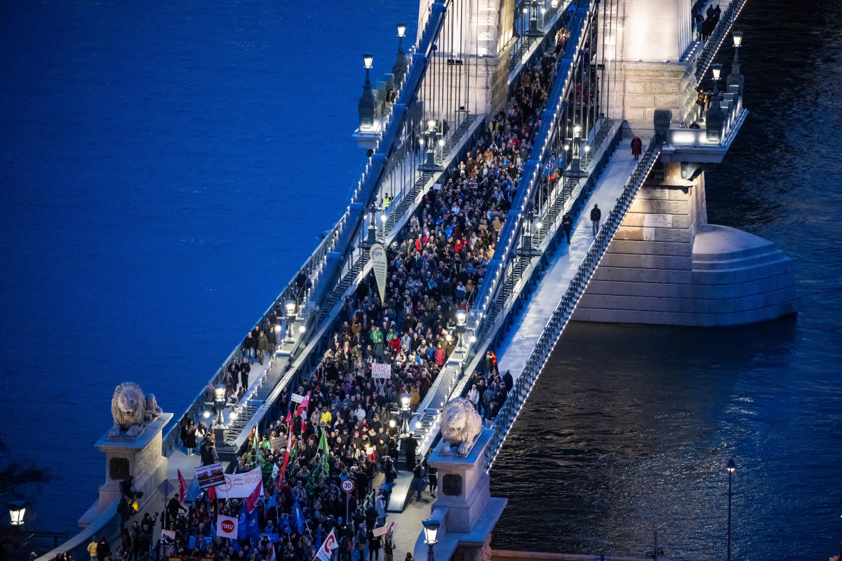 EuropaPress 5750261 09 february 2024 hungary budapest people march on the chain bridge during