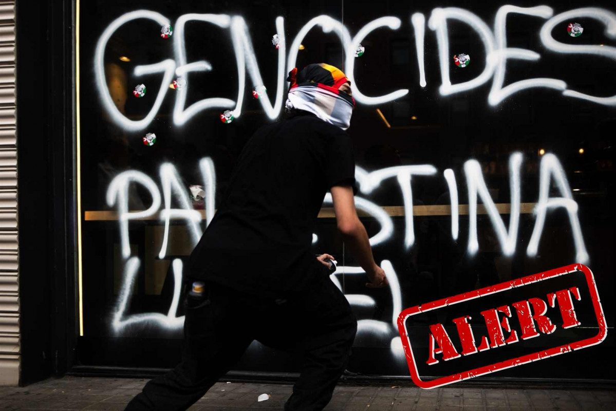 Un chico hace una pintada en un escaparate durante una manifestación del sindicato de Estudiantes en apoyo al pueblo palestino, a 2 de octubre de 2025, en Barcelona