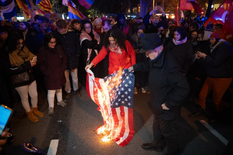 Barcelona se concentra: 400 manifestantes, a favor y 250, en contra de la intervención de EE.UU. en Venezuela