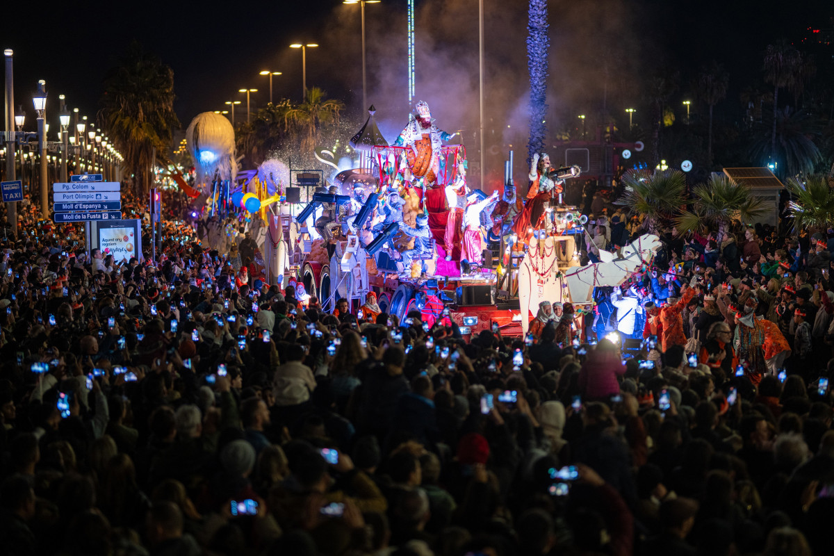 Archivo - Carrozas durante la Cabalgata de los Reyes Magos de 2025 en Barcelona