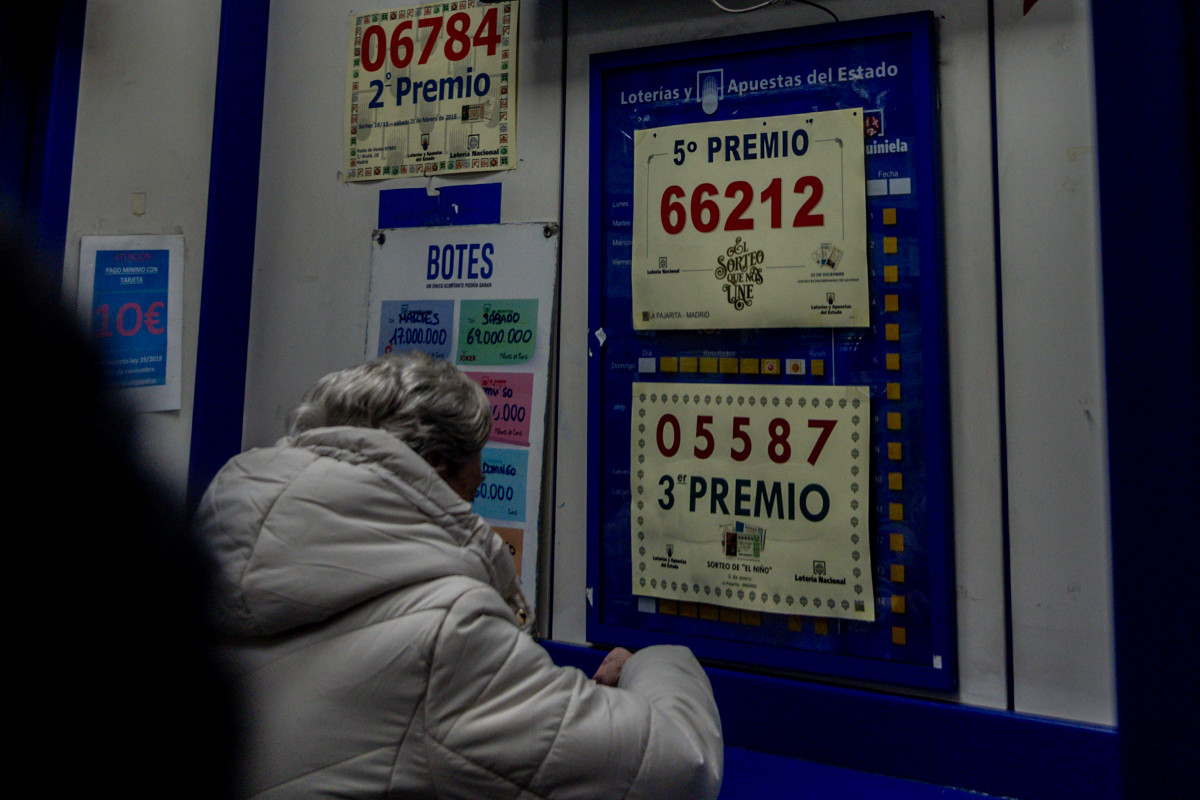 EuropaPress 7190189 gente comprando loteria sorteo extraordinario nino 29 diciembre 2029 madrid