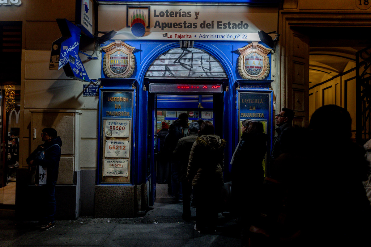 EuropaPress 7190188 gente comprando loteria sorteo extraordinario nino 29 diciembre 2029 madrid