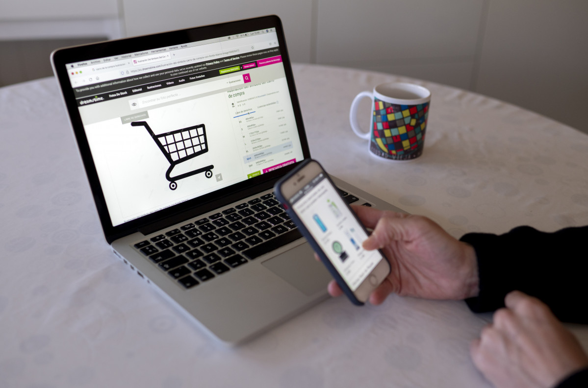 EuropaPress 4173935 persona compra telefono movil ordenador dia dan comienzo rebajas online