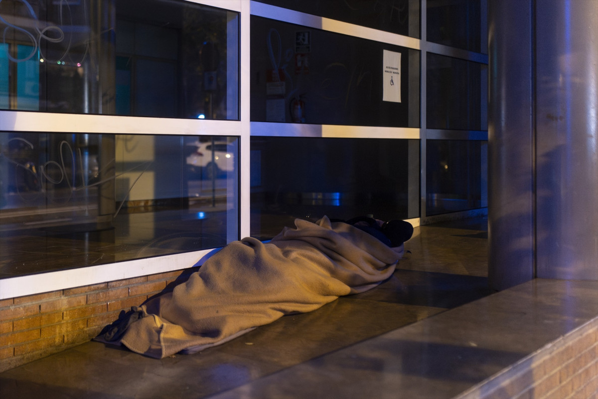 EuropaPress 7146842 persona hogar duerme calle diciembre 2025 barcelona espana arrels fundacio