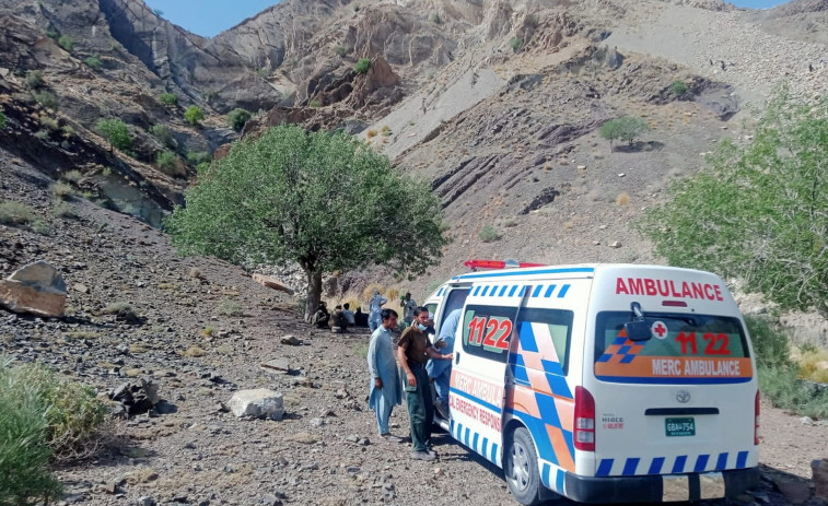 Cinco muertos y 25 heridos en la caída de un autobús por un barranco en Pakistán