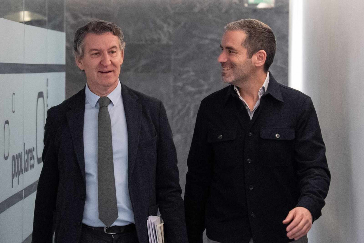 El líder del PP, Alberto Núñez Feijóo, junto al portavoz y vicesecretario de Cultura, Borja Sémper, antes de la reunión del comité de dirección.   DIEGO PUERTA PP