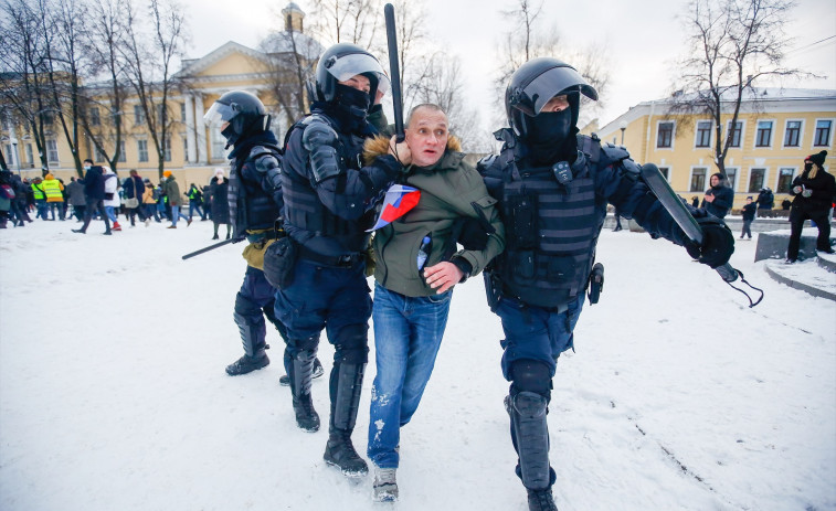 Brutal redada en Moscú: la policía interrumpe un festival punk y revisa teléfonos de opositores al Kremlin