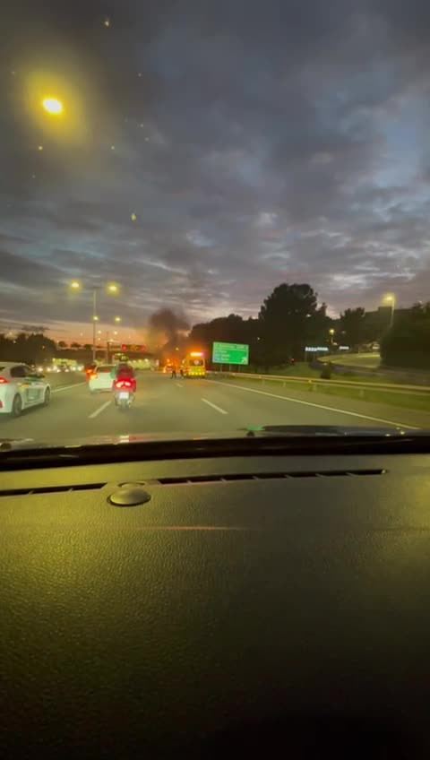 VÍDEO | Imágenes impactantes de un coche ardiendo en la Ronda de Dalt