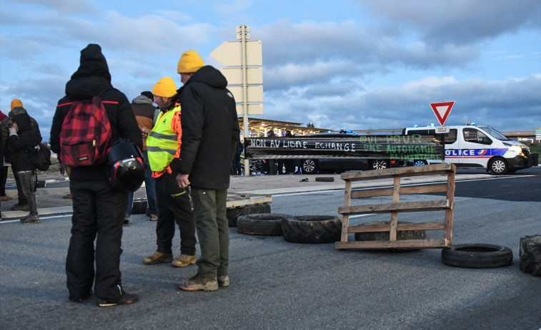 Los transportistas cargan contra los cortes de carretera de los agricultores en la AP-7: 