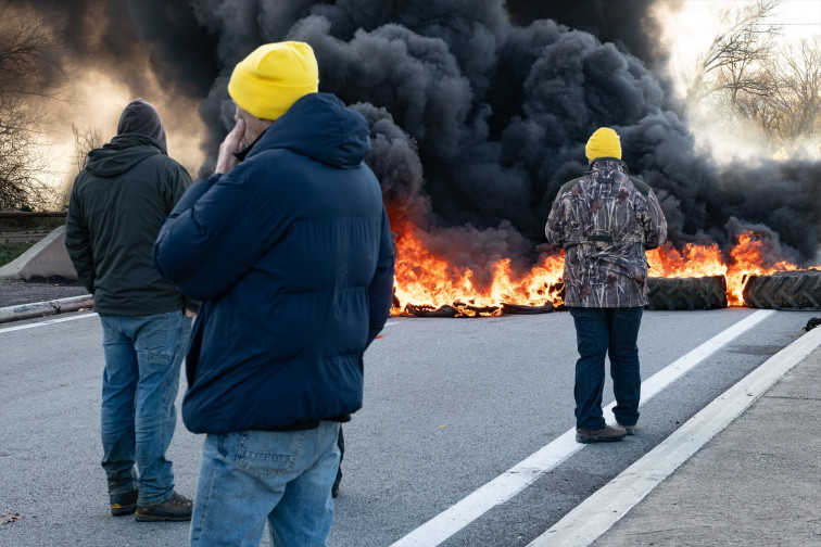 Se mantiene el bloqueo al Port de Tarragona y vías cortadas por la protesta de agricultores
