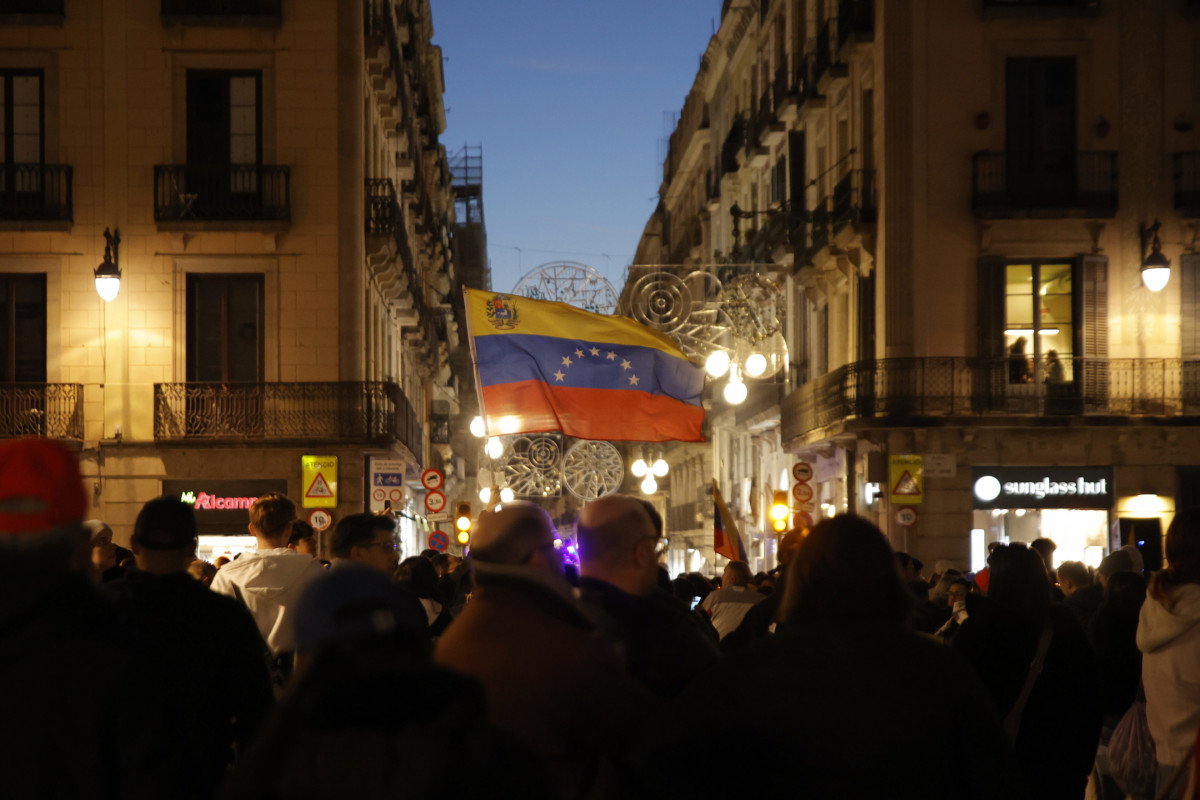 Archivo - Decenas de personas durante la concentración convocada por SOS Venezuela bajo el lema 'Gloria al Bravo Pueblo' en apoyo al excandidato presidencial, Edmundo Gonzalez, en la plaza de Sant Ja