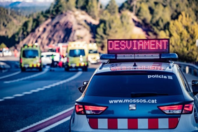 Muere un hombre de 78 años tras desplomarse al volante y estrellarse contra un edificio en Vila-sacra