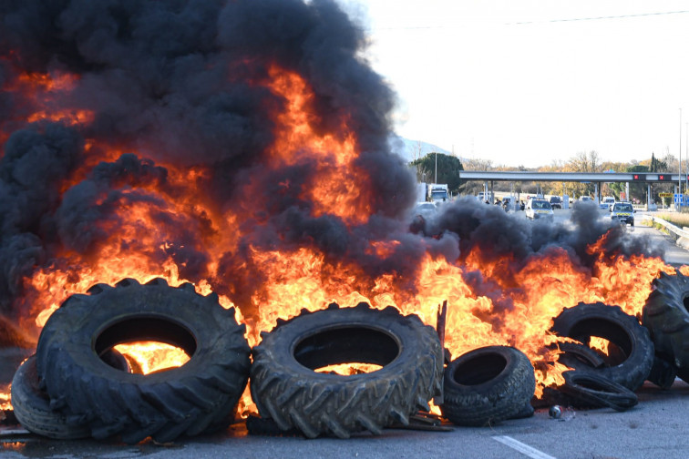 Cortadas la AP-7 y la C-16 por reparaciones tras las manifestaciones de los agricultores