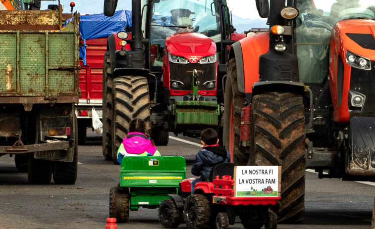 Los agricultores catalanes levantan parcialmente la protesta tras un acuerdo para reunirse con Salvador Illa