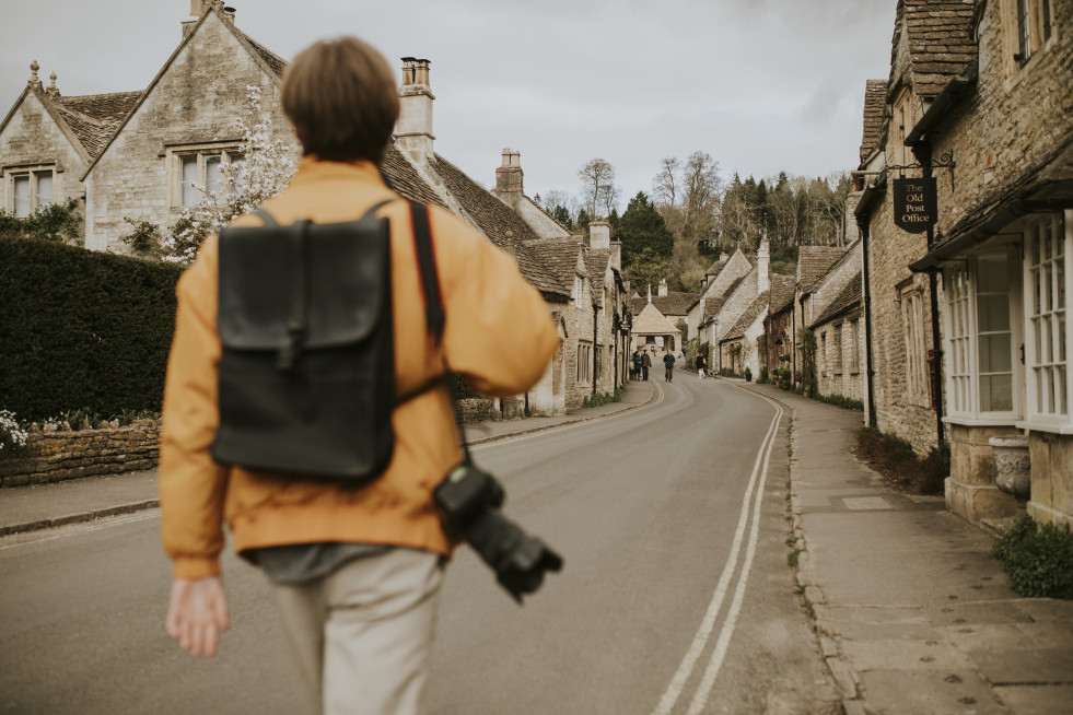 Turista entrando en el pueblo para retrovisor